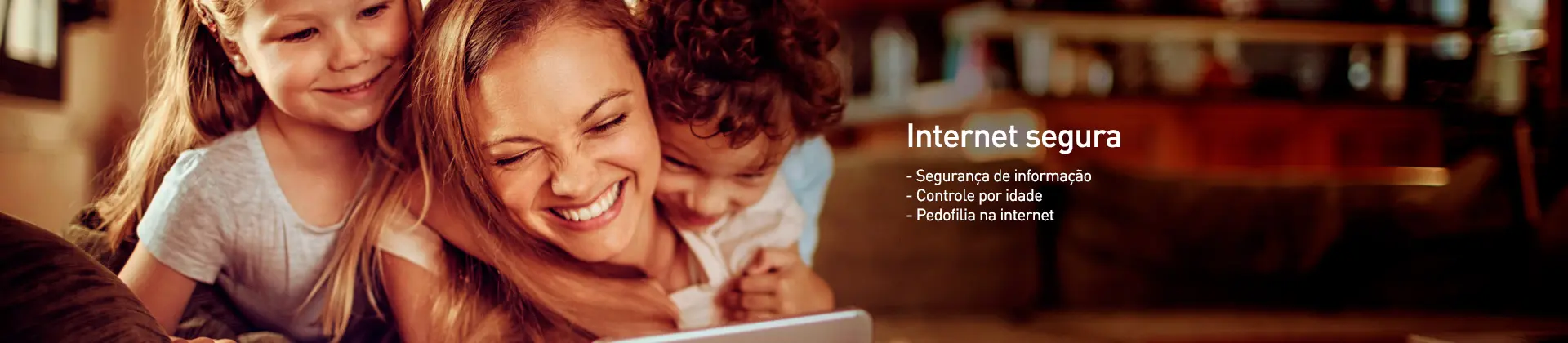 imagem de uma mãe e dois filhos sorrindo e olhando para um tablet com a mensagem Internet segura (segurança de informação, controle por idade e pedofilia na internet)